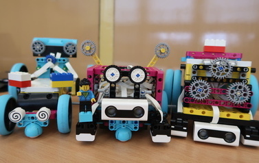 Roboty wykonane przez uczni&oacute;w.