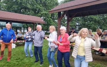 Międzynarodowe spotkanie senior&oacute;w nad jeziorem M&oacute;j w Czernikach 15