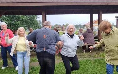 Międzynarodowe spotkanie senior&oacute;w nad jeziorem M&oacute;j w Czernikach 25