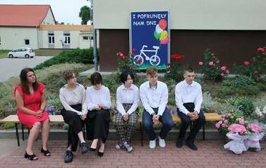 Uczniowie klasy VIII wraz z wychowawczynią