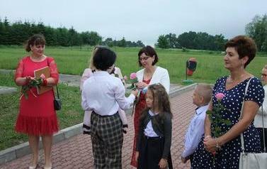 Uczniowie klasy VIII dziękują kadrze pedagogicznej
