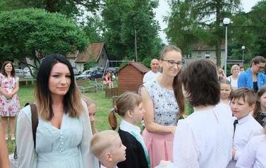 Uczniowie klasy VIII dziękują kadrze pedagogicznej (2)