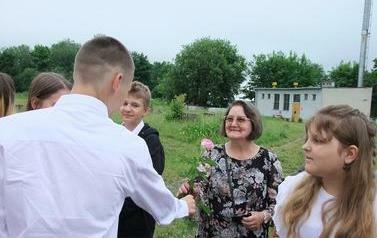 Uczneń klasy VIII dziękuje nauczycielce biologii