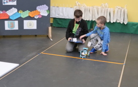 Uczniowie podczas testowania przygotowanych robot&oacute;w.