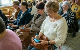 Goście rozwiązuja test.