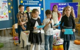 Uczniowie prezentują scenki na temat bezpieczeństwa w Internecie. (9)