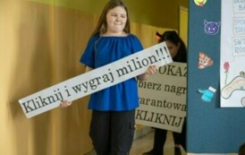 Uczniowie prezentują scenki na temat bezpieczeństwa w Internecie. (6)