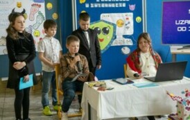 Uczniowie prezentują scenki na temat bezpieczeństwa w Internecie. (4)