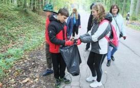 Uczniowie z Nakomiad sprzątali las 47
