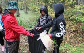 Uczniowie z Nakomiad sprzątali las 51