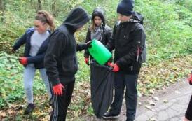 Uczniowie z Nakomiad sprzątali las 54