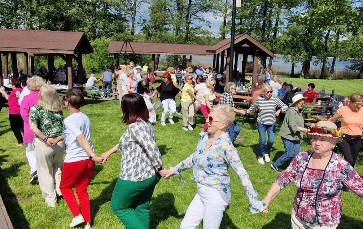 Na zdjęciu grupa uczestników w tańcu 