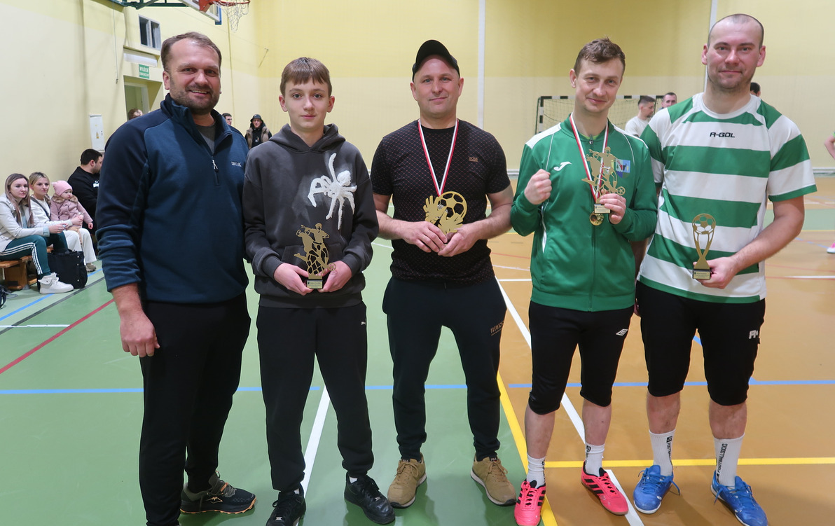 Wójt z wyróżnionymi zawodnikami