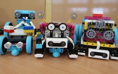 Zdjęcie do Uczniowie z Nakomiad na podium w Wojew&oacute;dzkim Konkursie Robot&oacute;w Lego