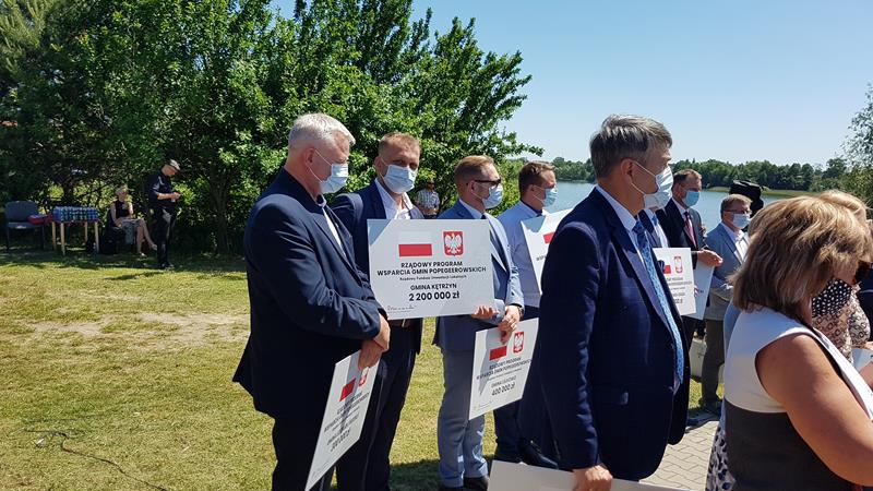 Gminy Kętrzyn uzyskała wsparcie finansowe Na zdjęciu wójt wśród zgromaczonych gości