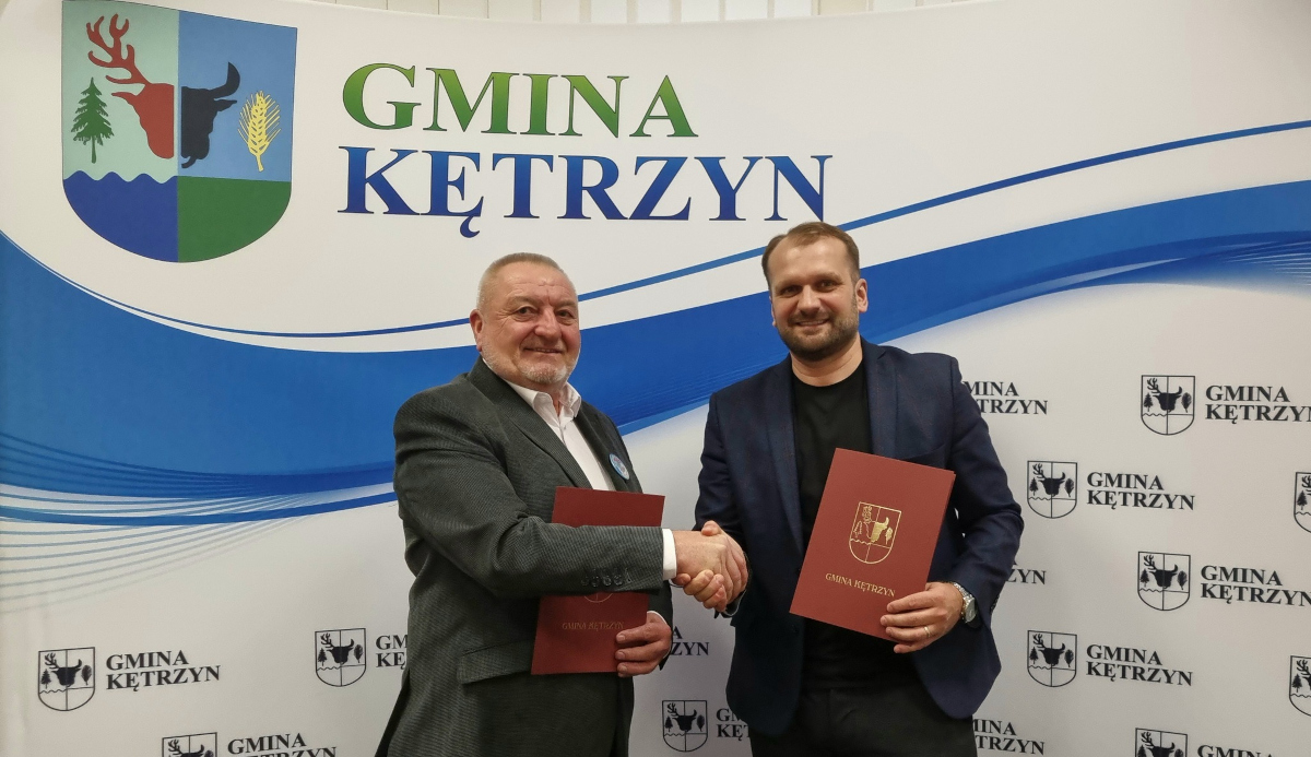 Na zdjeciu Pan Jan Ożański i&nbsp;Pan Paweł Bobrowski po podpisaniu umowy