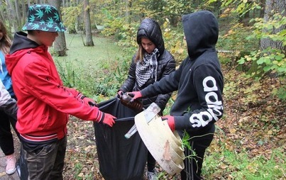 Zdjęcie do Uczniowie z Nakomiad sprzątali las