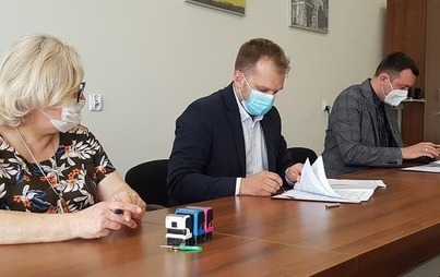 Zdjęcie do Podpisanie Umowy na  termomodernizację budynku Ochotniczej Straży Pożarnej w Karolewie