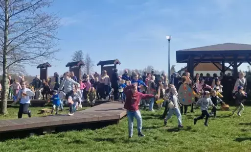 Rozpoczęcie poszukiwań jajek przez zgromadzone dzieci
