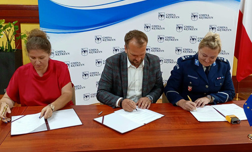 Podpisanie umowy na dofinansowanie radiowozu